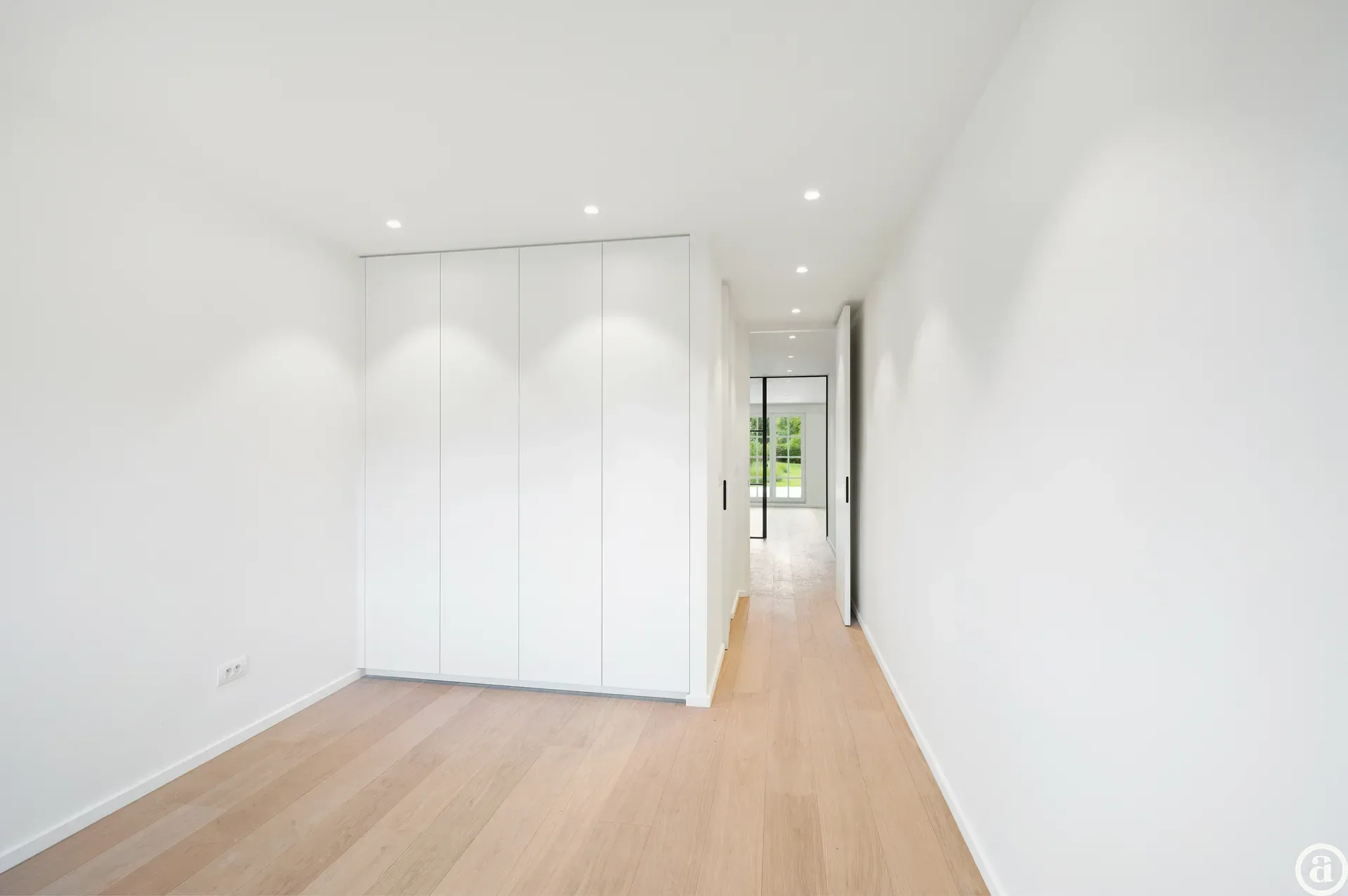 Zonovergoten tuin appartement met groot terras en prachtige tuin gelegen in het exclusieve domein Tennis Gardens.