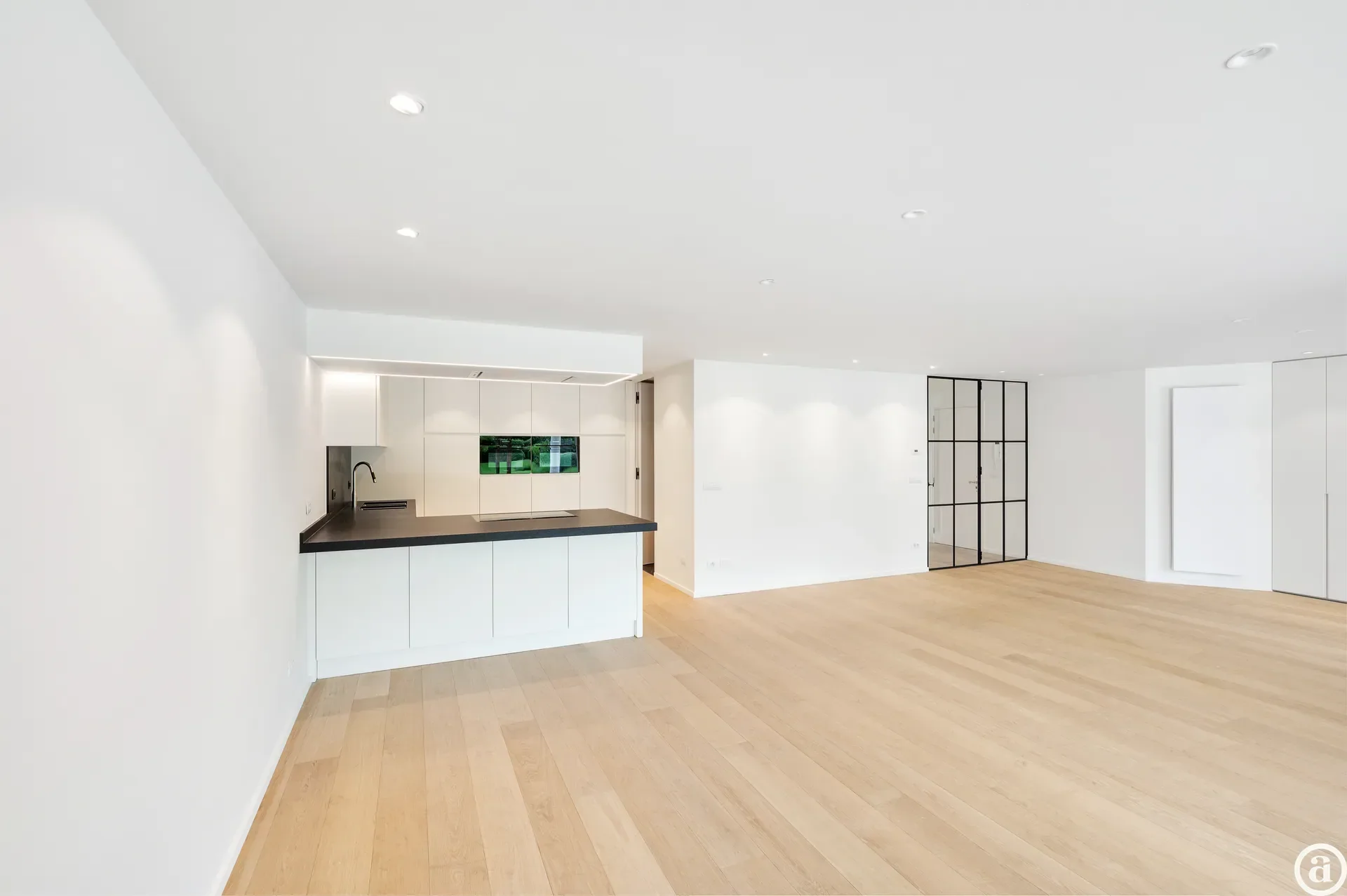 Zonovergoten tuin appartement met groot terras en prachtige tuin gelegen in het exclusieve domein Tennis Gardens.