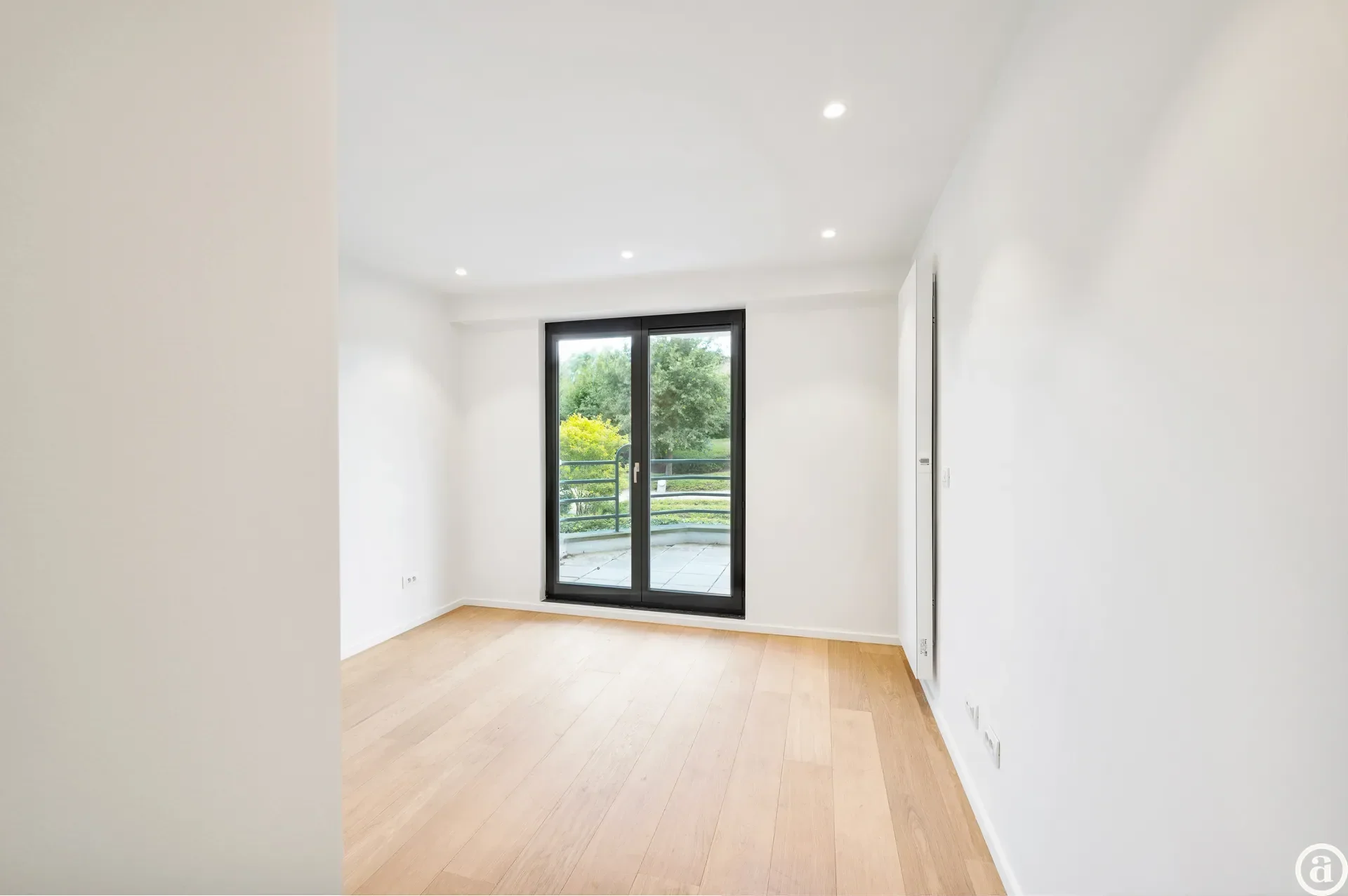 Zonovergoten tuin appartement met groot terras en prachtige tuin gelegen in het exclusieve domein Tennis Gardens.