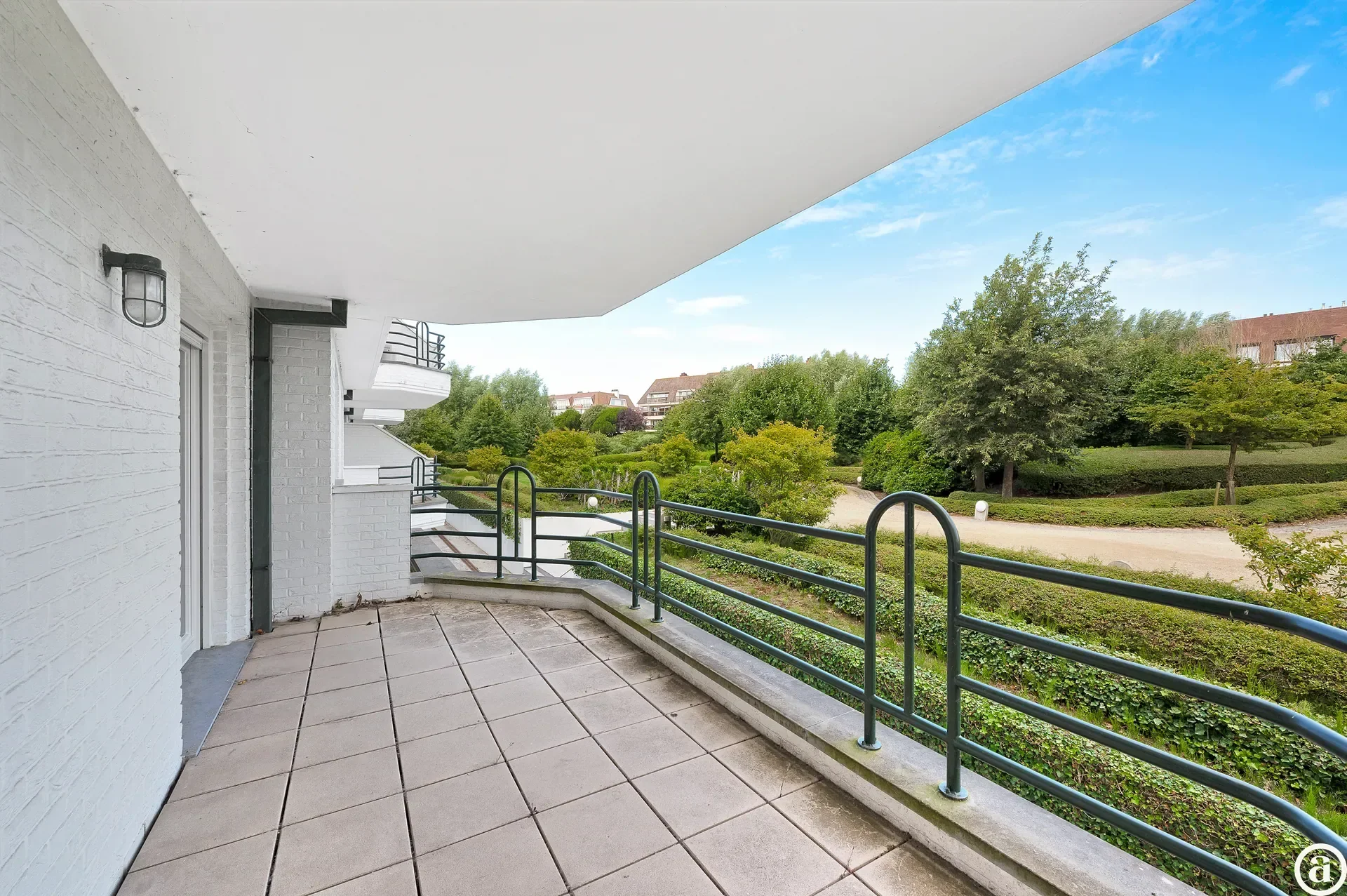 Zonovergoten tuin appartement met groot terras en prachtige tuin gelegen in het exclusieve domein Tennis Gardens.