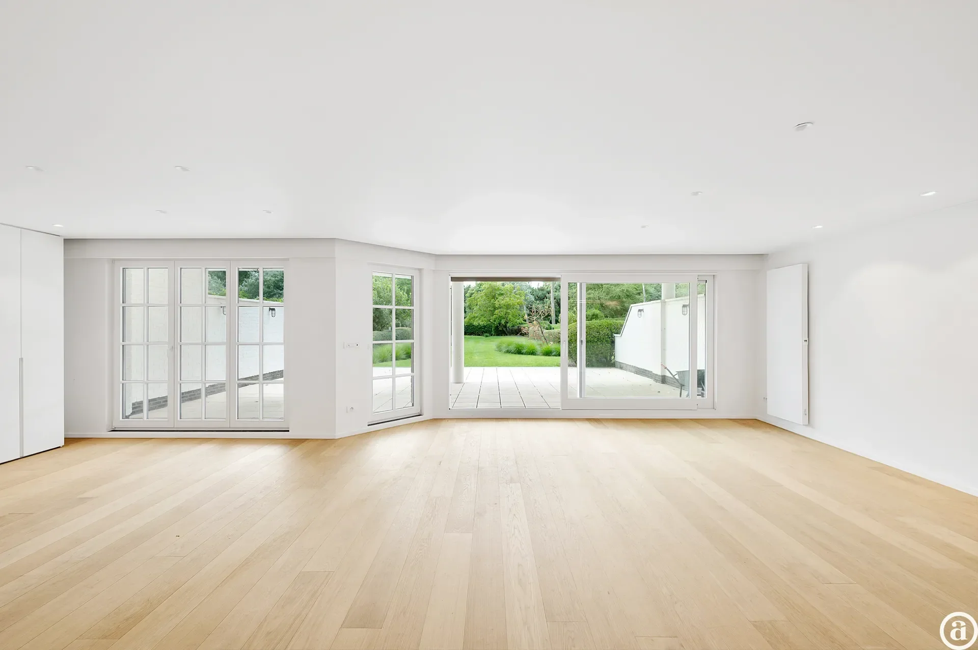 Zonovergoten tuin appartement met groot terras en prachtige tuin gelegen in het exclusieve domein Tennis Gardens.
