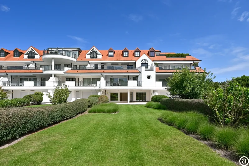 Appartement de jardin ensoleillé avec une grande terrasse dans le domaine exclusif de Tennis Gardens.