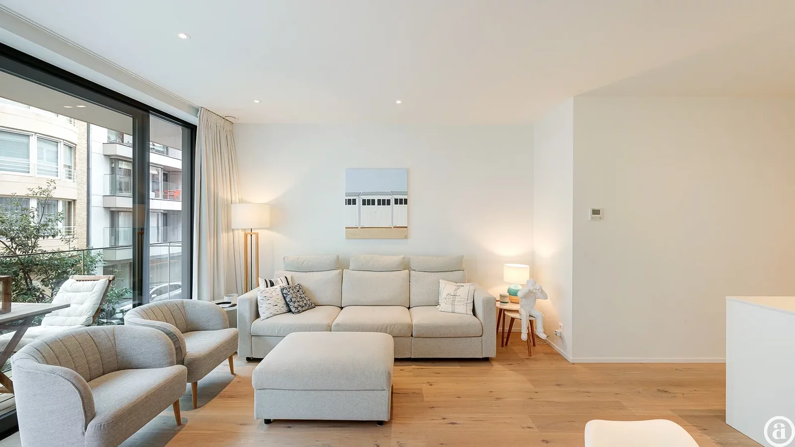 Stijlvol en Ruim 2-Slaapkamer Appartement, Op Een Boogscheut van Het Strand
