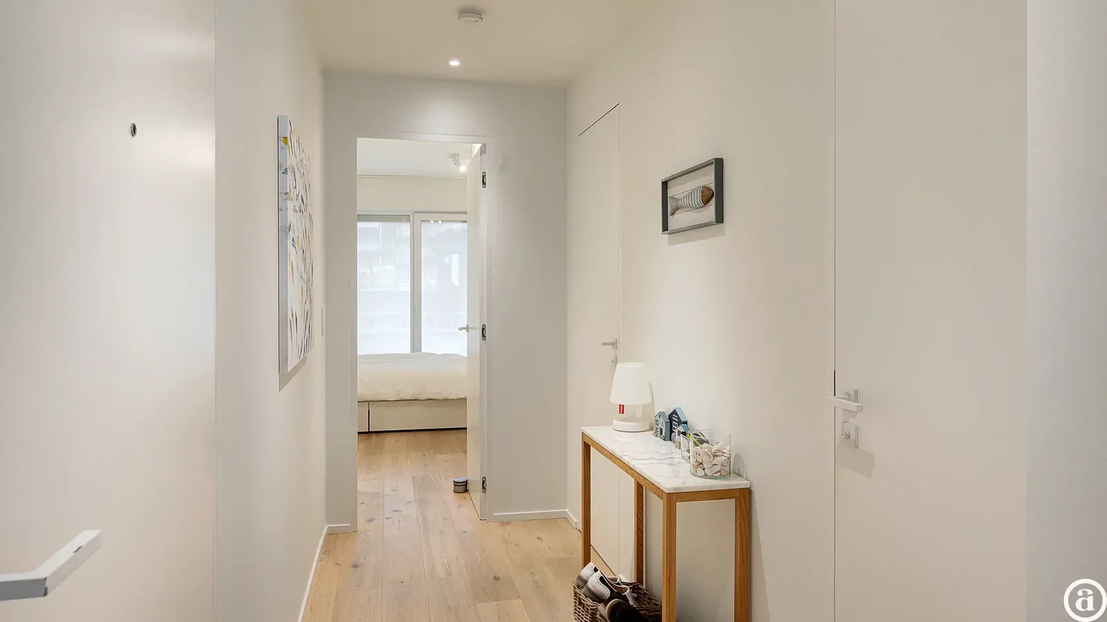 Stijlvol en Ruim 2-Slaapkamer Appartement, Op Een Boogscheut van Het Strand