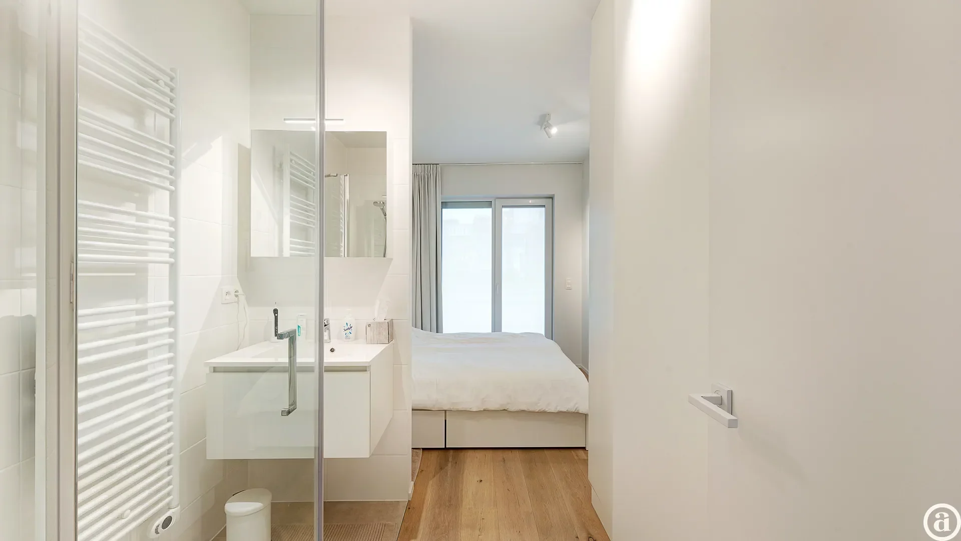 Stijlvol en Ruim 2-Slaapkamer Appartement, Op Een Boogscheut van Het Strand