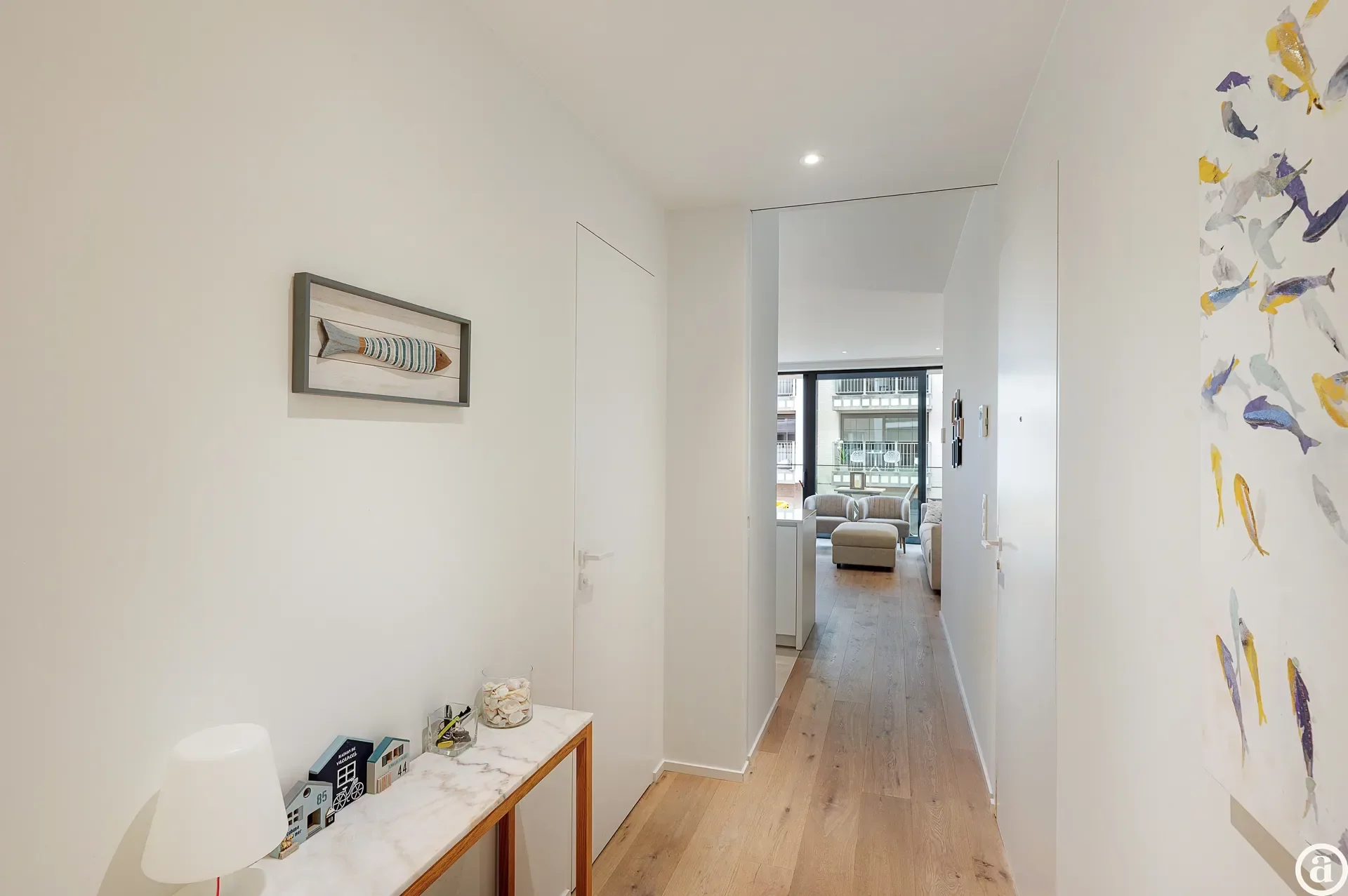 Stijlvol en Ruim 2-Slaapkamer Appartement, Op Een Boogscheut van Het Strand