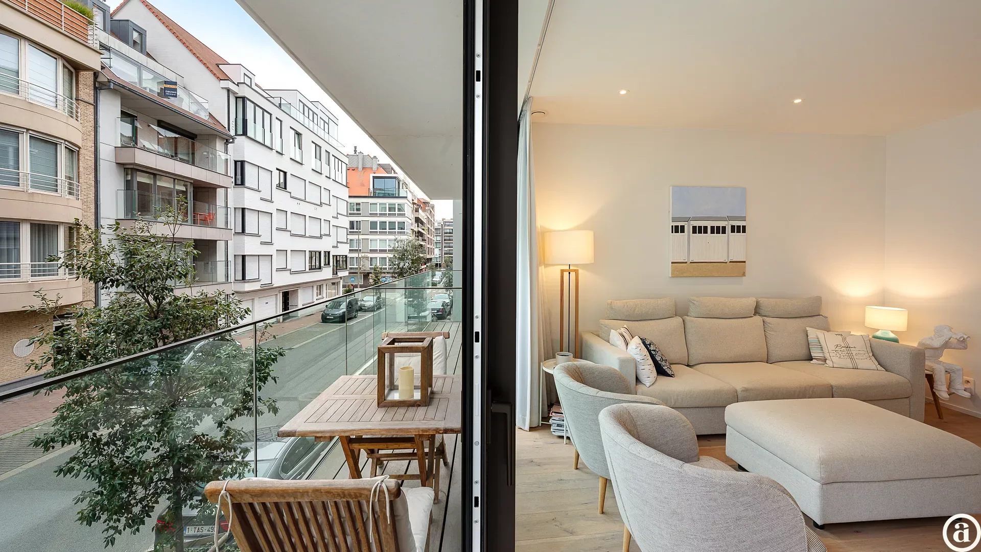 Stijlvol en Ruim 2-Slaapkamer Appartement, Op Een Boogscheut van Het Strand