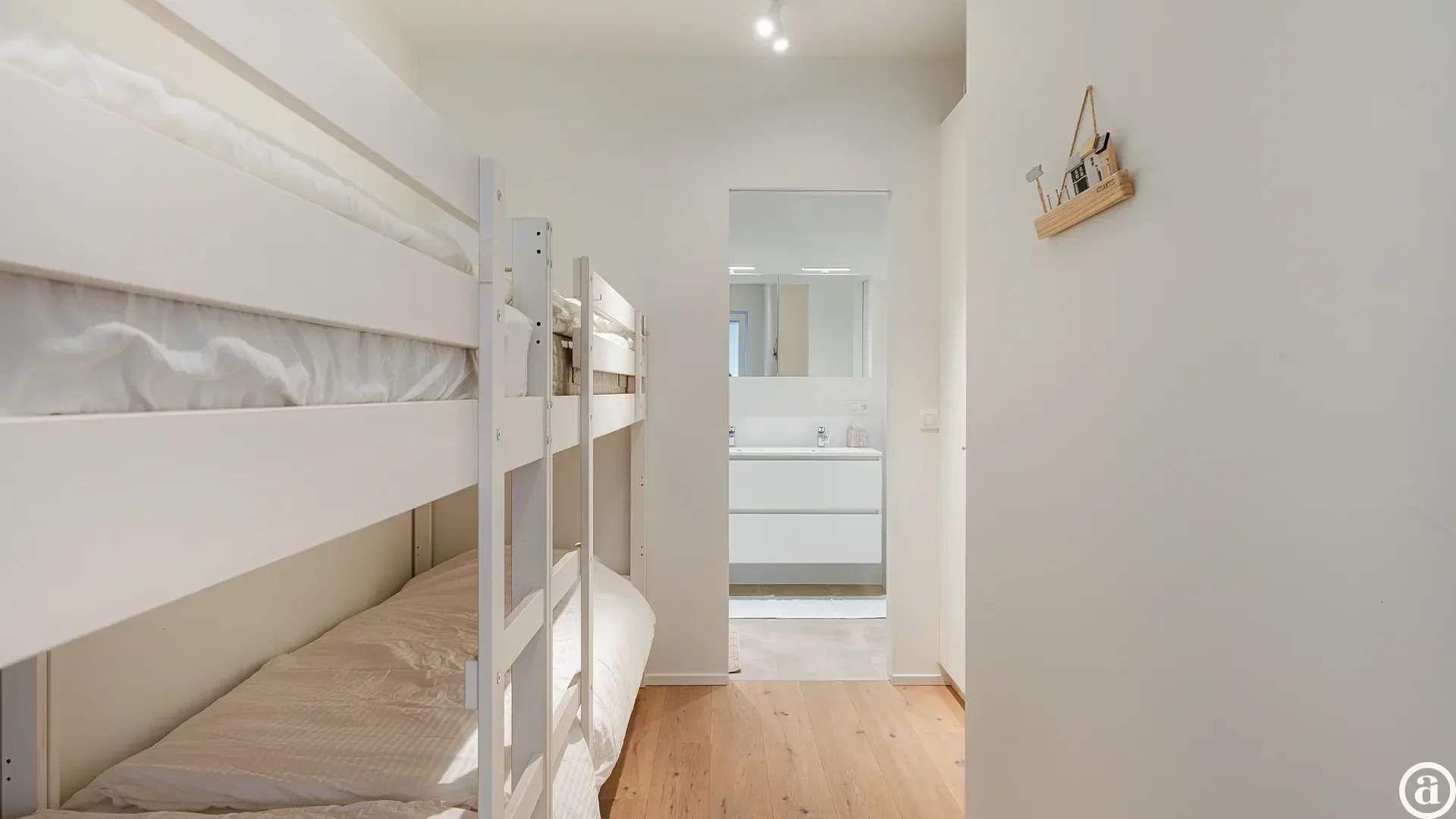 Stijlvol en Ruim 2-Slaapkamer Appartement, Op Een Boogscheut van Het Strand