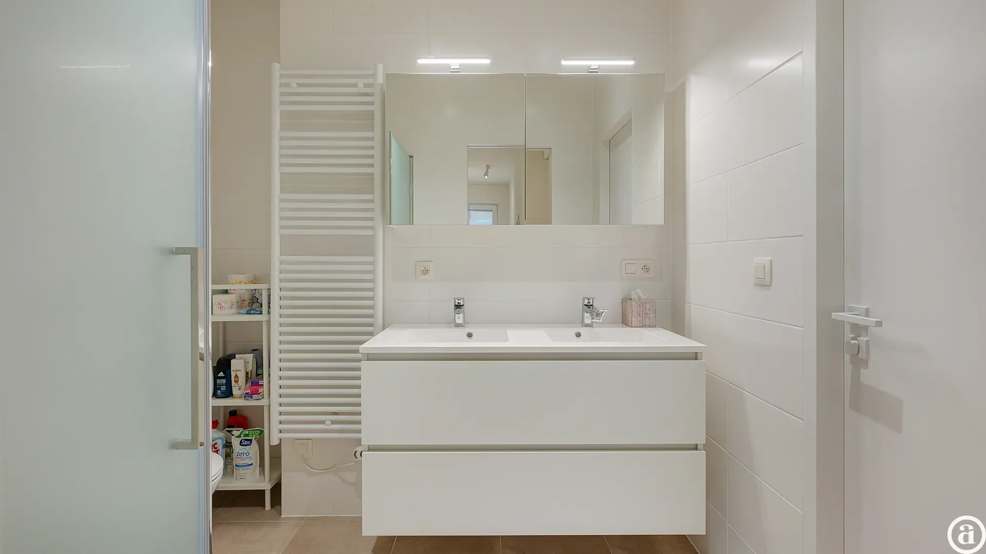 Stijlvol en Ruim 2-Slaapkamer Appartement, Op Een Boogscheut van Het Strand