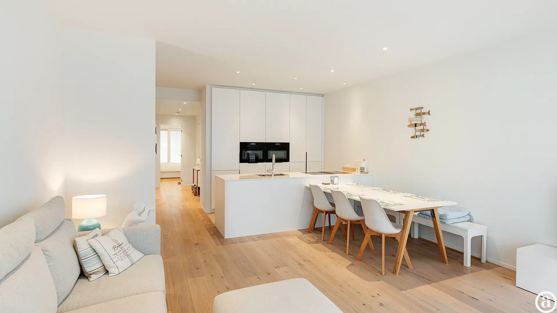 Stijlvol en Ruim 2-Slaapkamer Appartement, Op Een Boogscheut van Het Strand