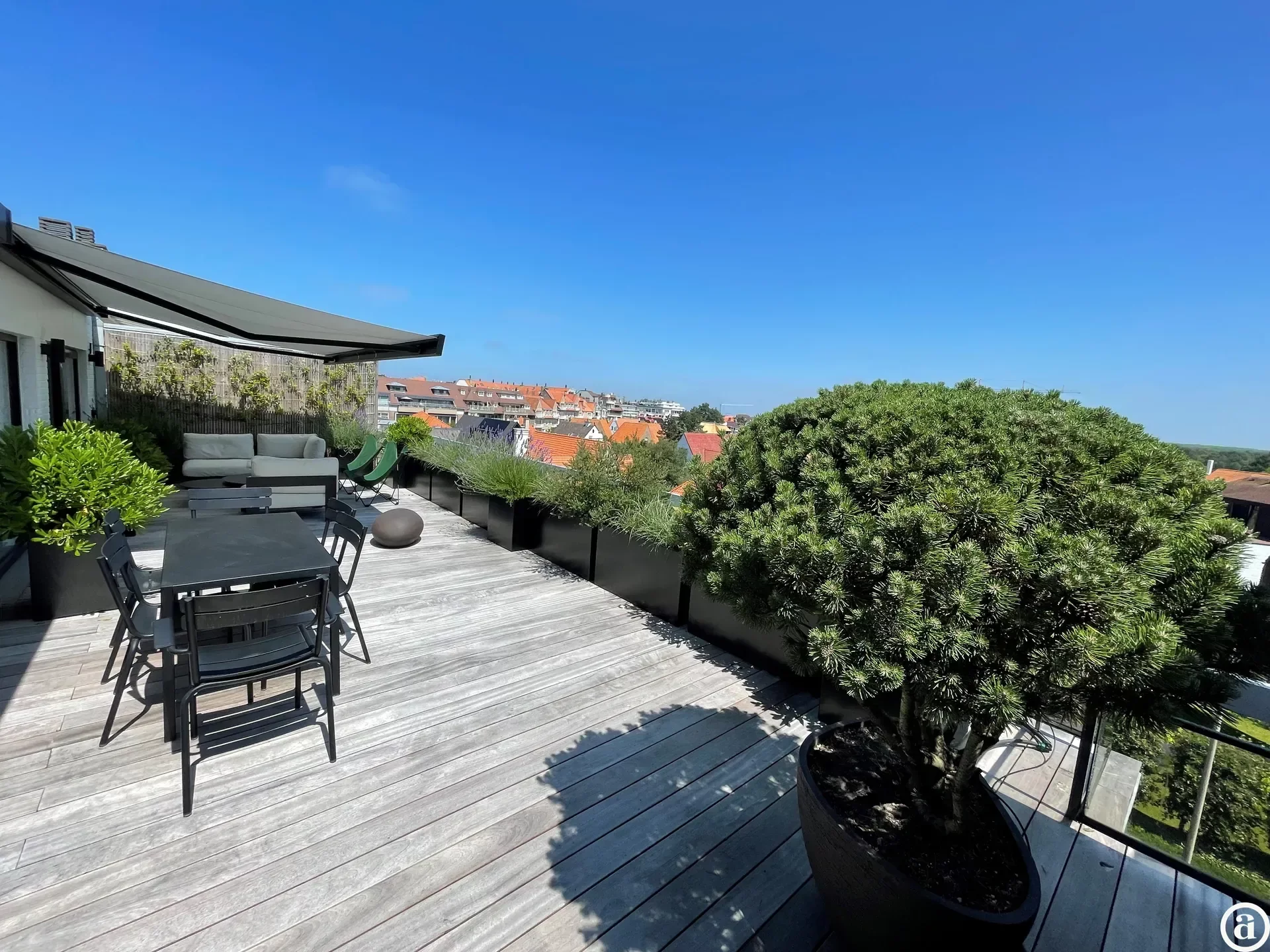 Luxueus appartement in het centrum van Knokke met uitzonderlijk ruim terras.