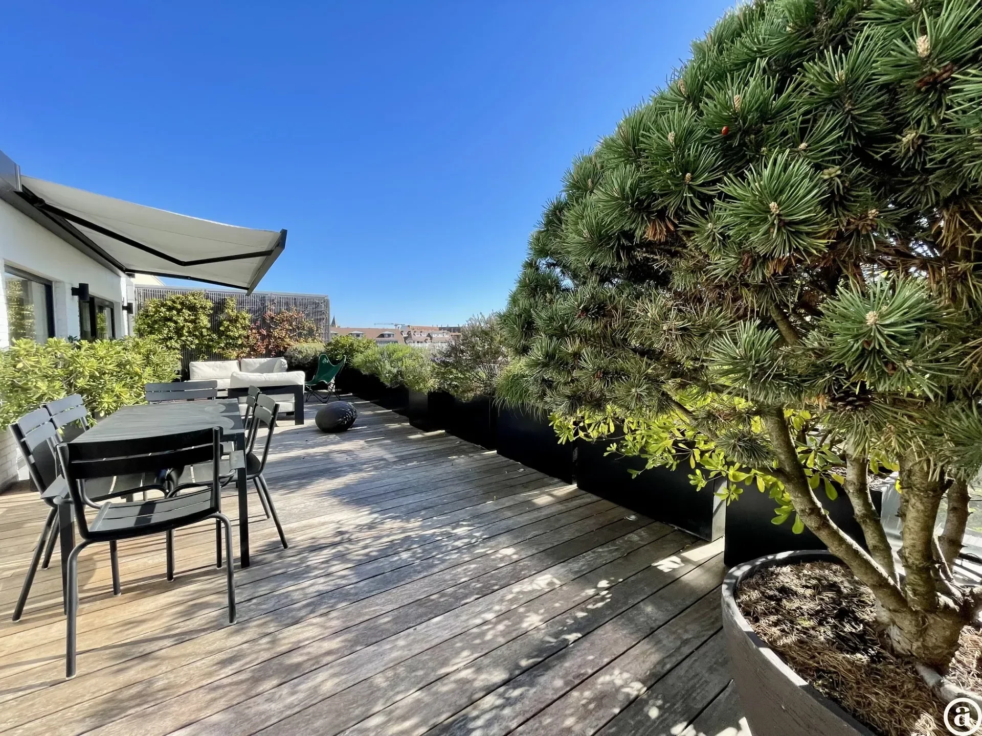 Luxueus appartement in het centrum van Knokke met uitzonderlijk ruim terras.