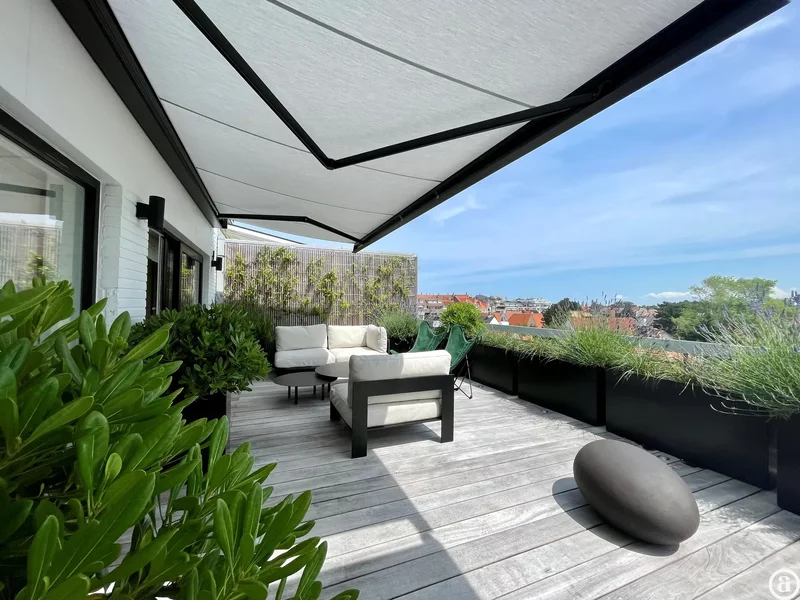 Luxurious apartment in the center of Knokke with an exceptionally spacious terrace.