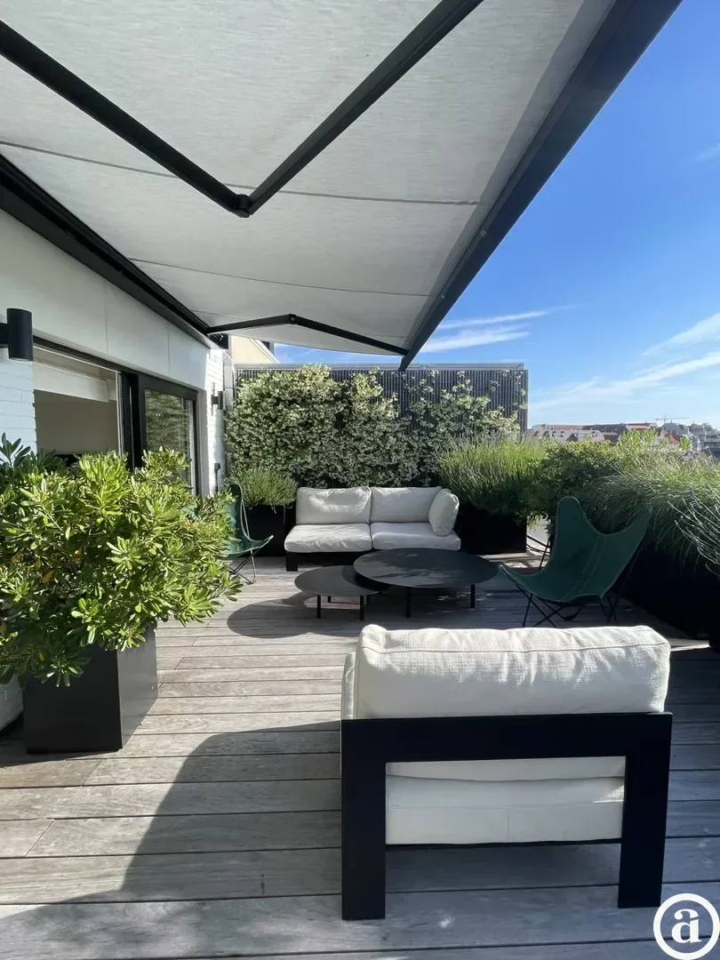 Luxueus appartement in het centrum van Knokke met uitzonderlijk ruim terras.