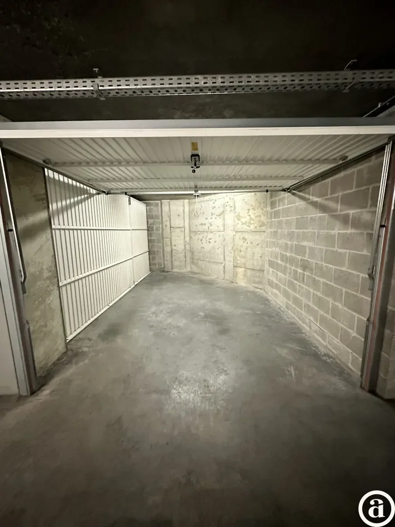 Garagebox in de residentie Long Beach, heel goed gelegen op de Kustlaan vlakbij het Albertplein.