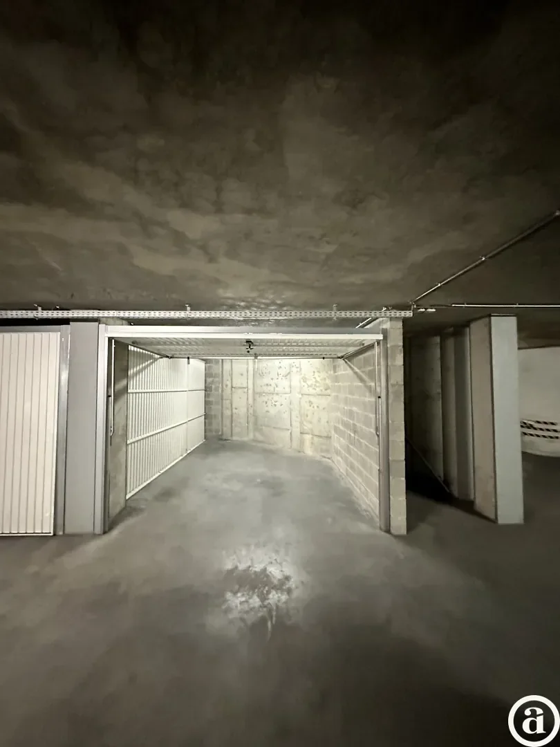 Garagebox in de residentie Long Beach, heel goed gelegen op de Kustlaan vlakbij het Albertplein.